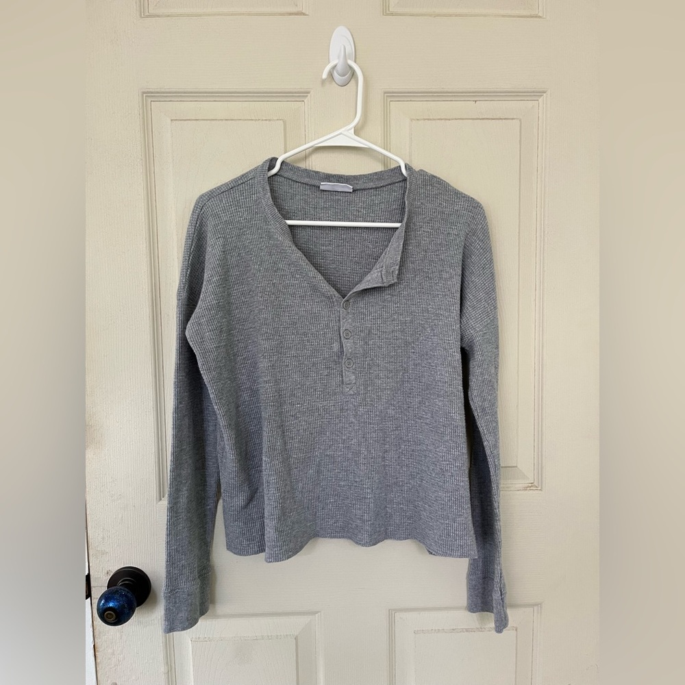 Aritzia TNA gray waffle knit sweater long sleeve cropped size medium Henley Y2K